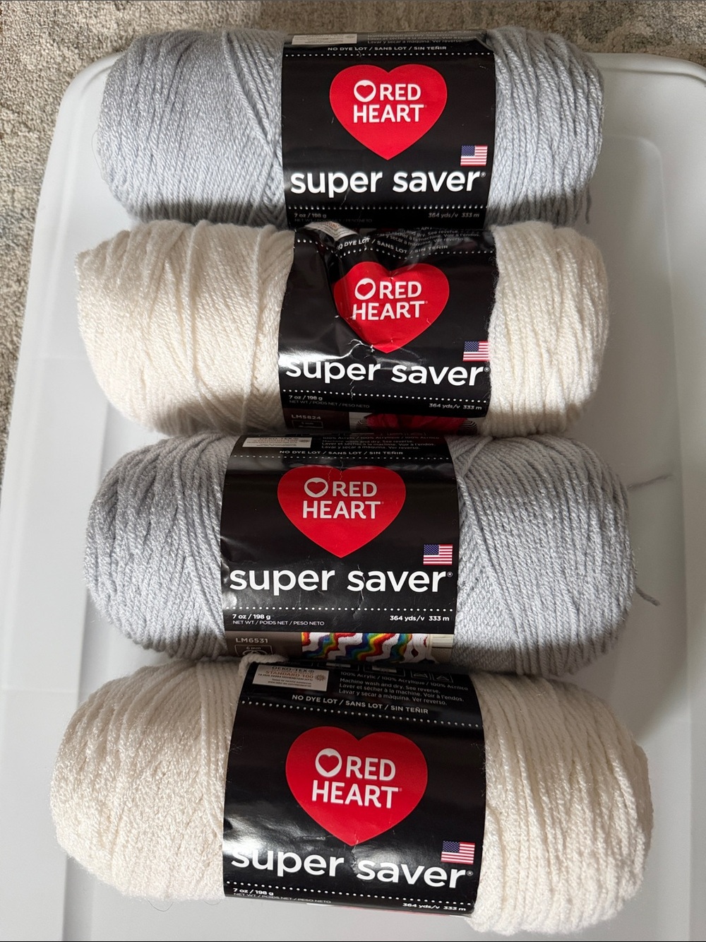 Red Heart super saver yarn
Size:7oz ea
Color:2- light gray,2-soft white
Lot of 4